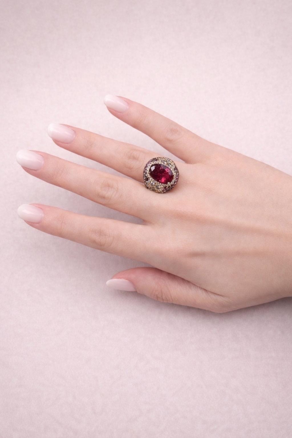 Anello cocktail in oro rosa con rubellite, diamanti champagne e zaffiri rosa-5