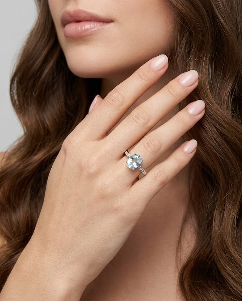 Anello in oro bianco con acquamarina centrale e diamanti laterali-4