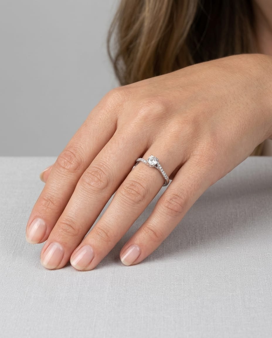 Anello solitario valentino con diamanti laterali e diamante centrale da 0,12 ct-4