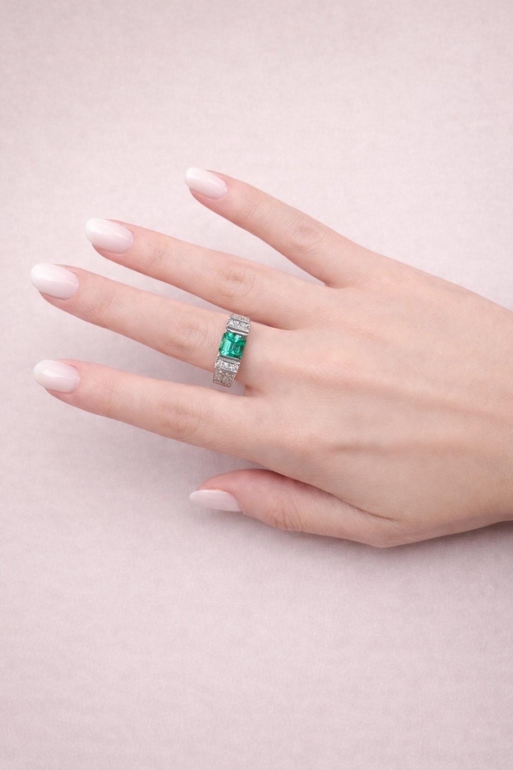 Anello ponte in oro bianco con smeraldo e pavé di diamanti-5