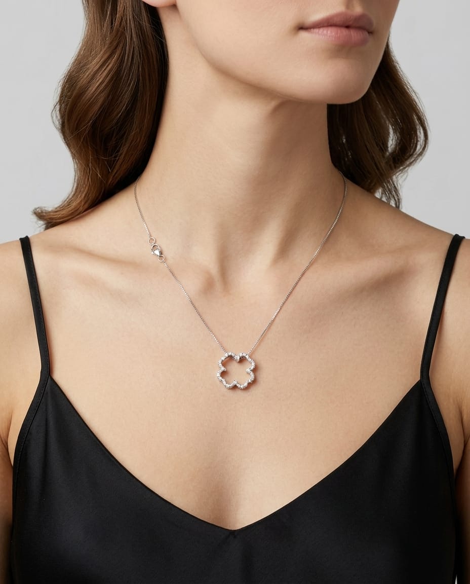 Catenina in oro bianco e pendente quadrifoglio con diamanti-3