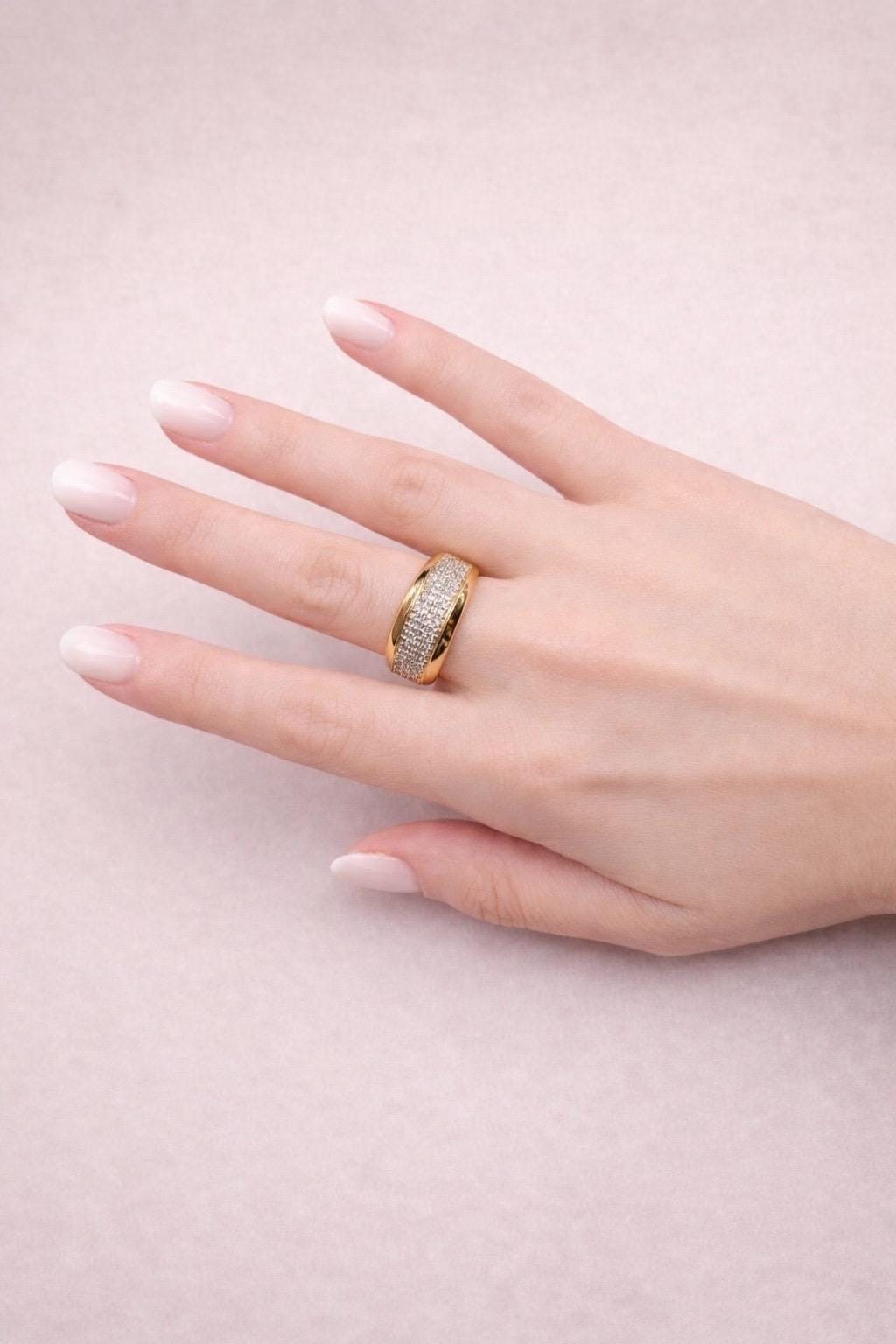 Anello fascia in oro giallo e bianco con pavé di diamanti-4