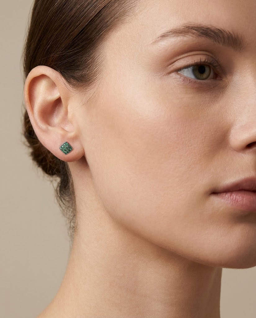 Orecchini quadrati in oro nero con zirconi verdi-3