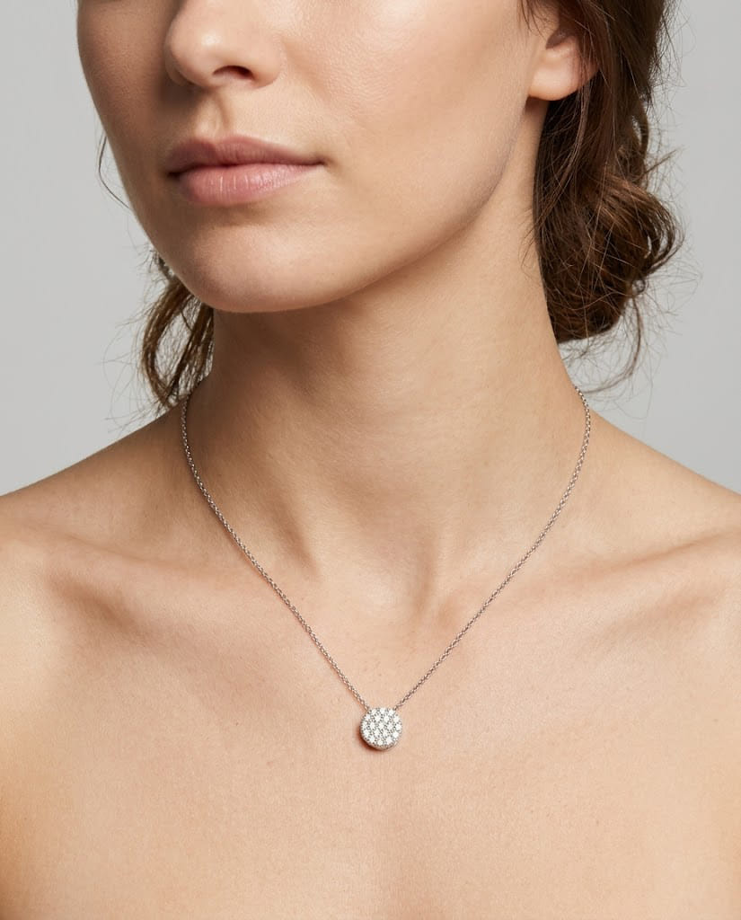 Catenina in oro bianco con ciondolo punto luce con pavé di diamanti-3