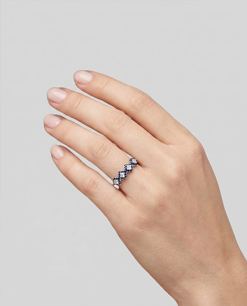 Anello veretta in oro bianco con zaffiri e diamanti carré-4