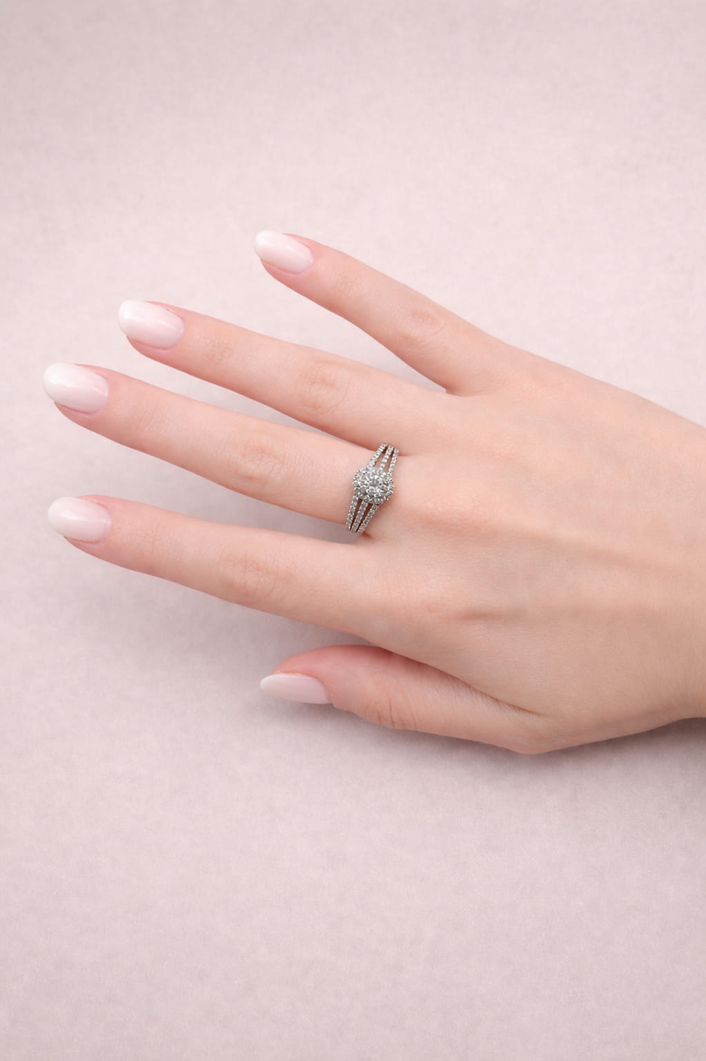 Anello oval halo in oro bianco e diamanti-4