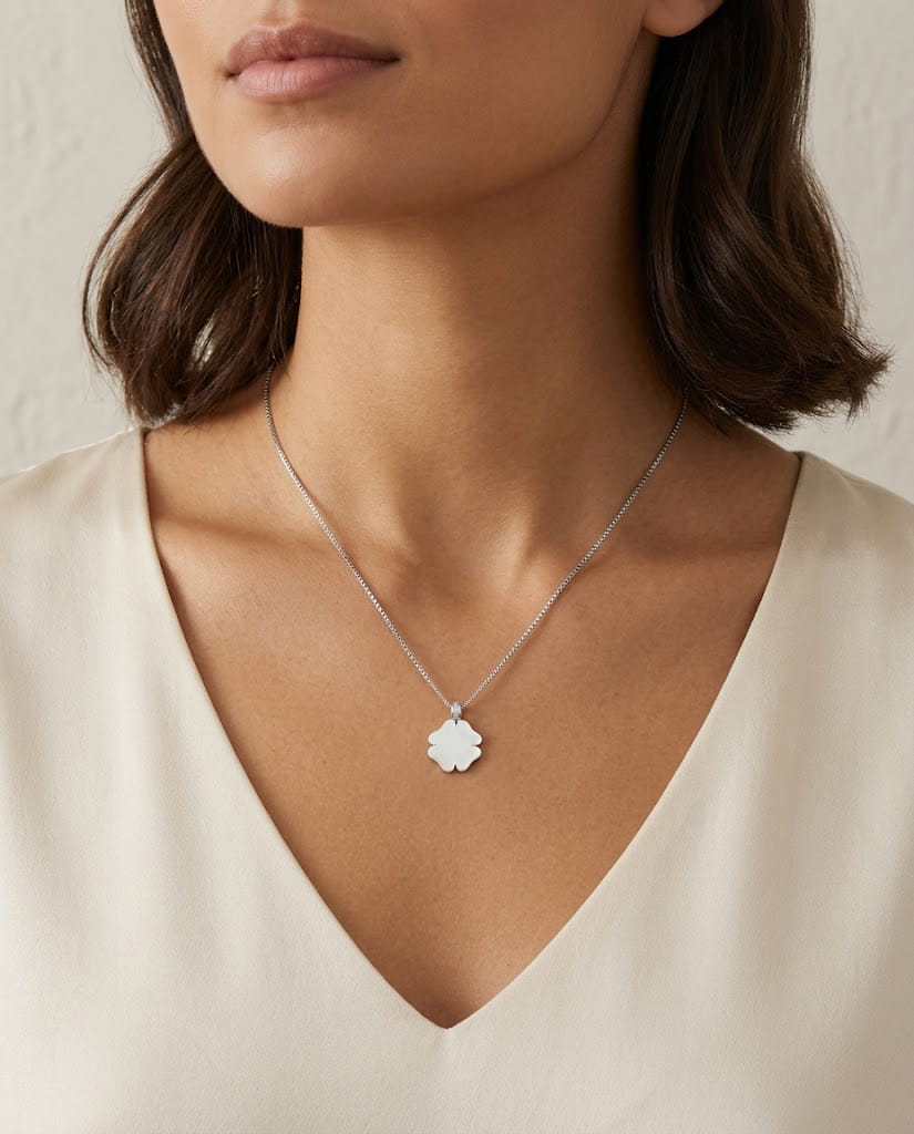 Collana oro bianco e diamanti con pendente quadrifoglio-3