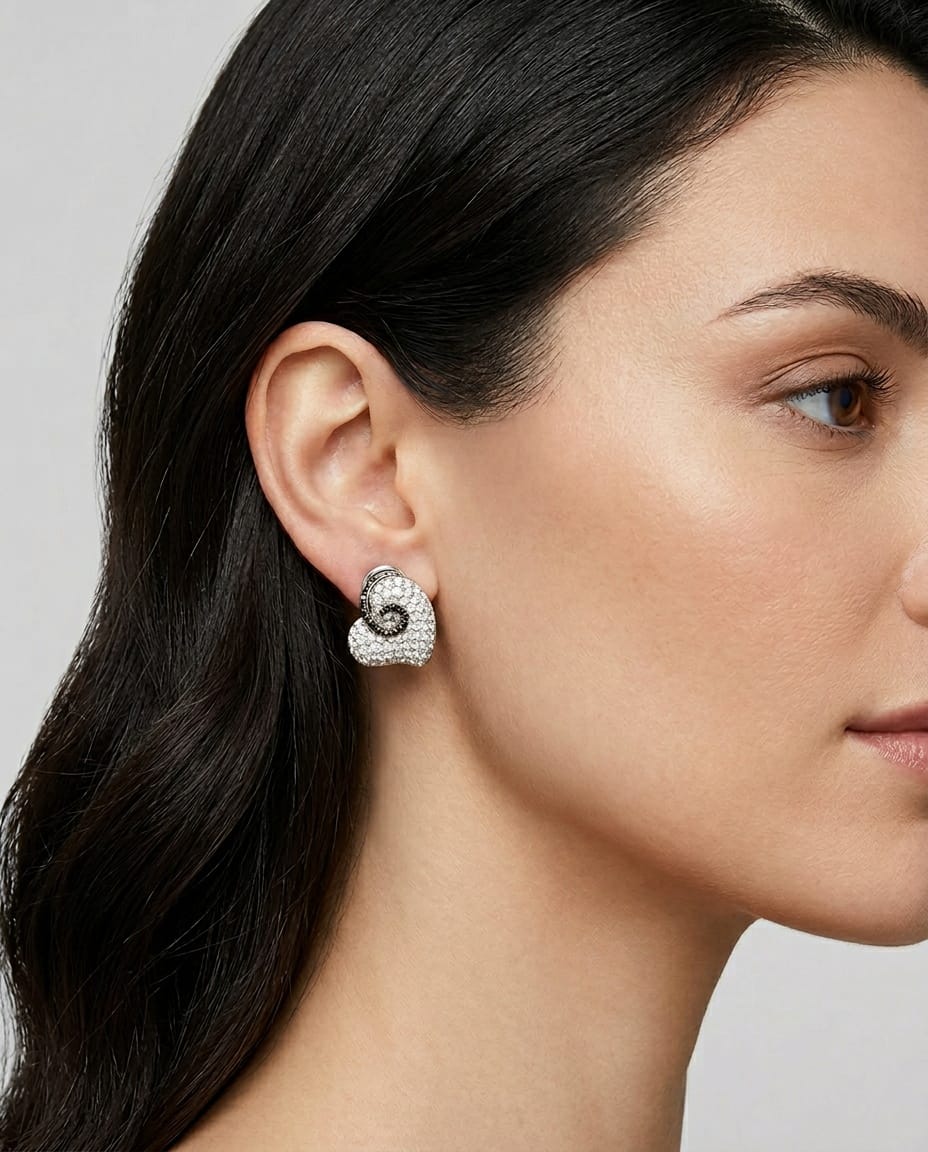 Orecchini clip cuore in oro bianco con diamanti bianchi e neri-3