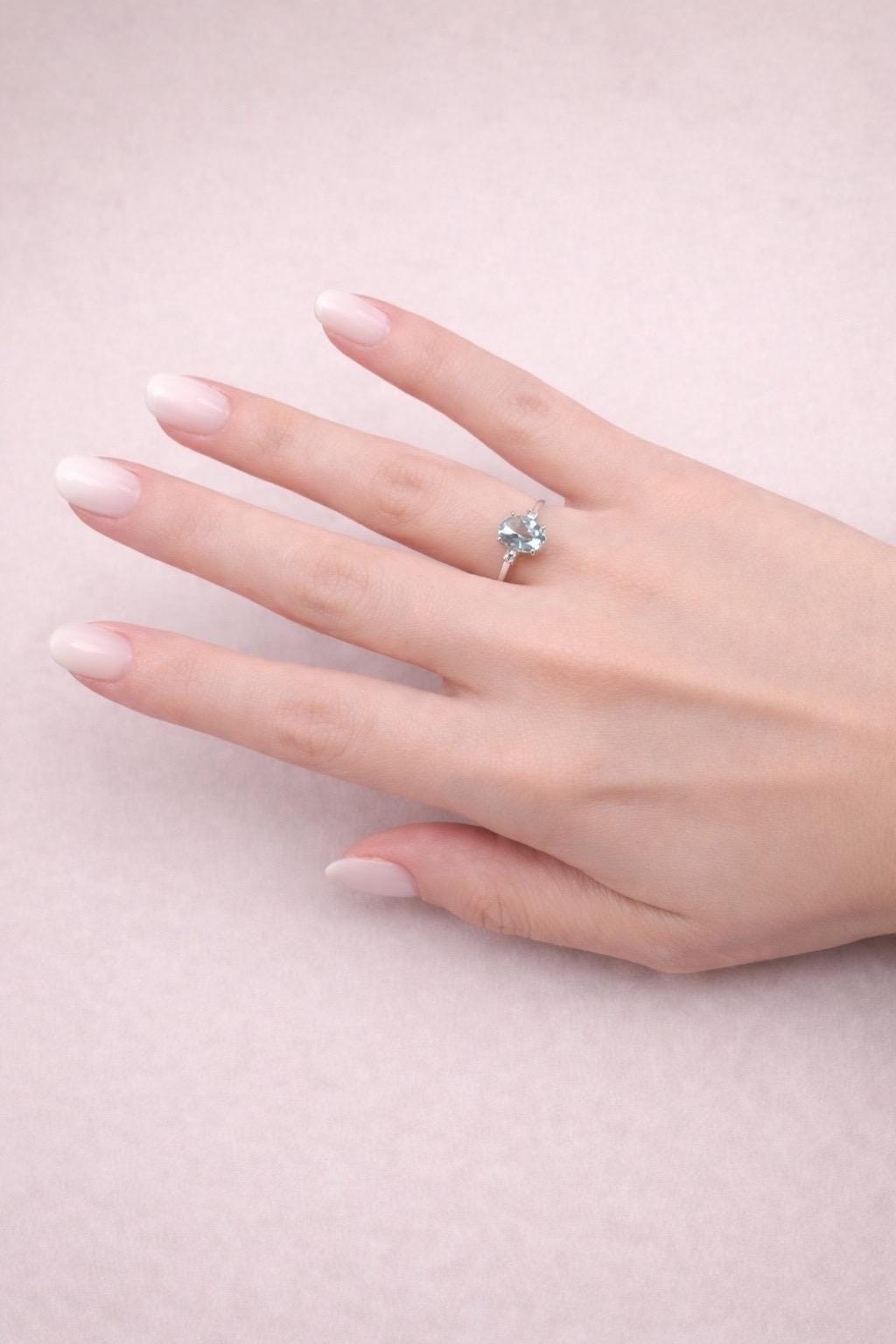 Anello oro bianco con acquamarina ovale e diamanti laterali-4