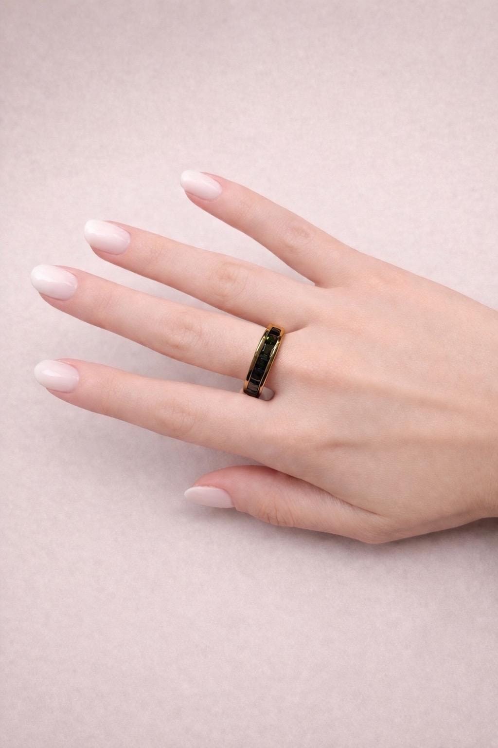 Anello veretta in oro giallo con tormaline verdi-4