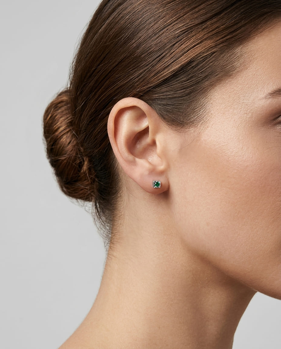 Orecchini punto luce smeraldo in oro bianco-3