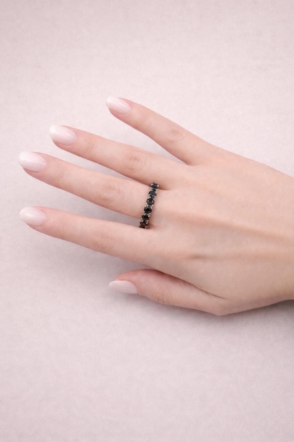 Anello eternity oro bianco e diamanti neri-3