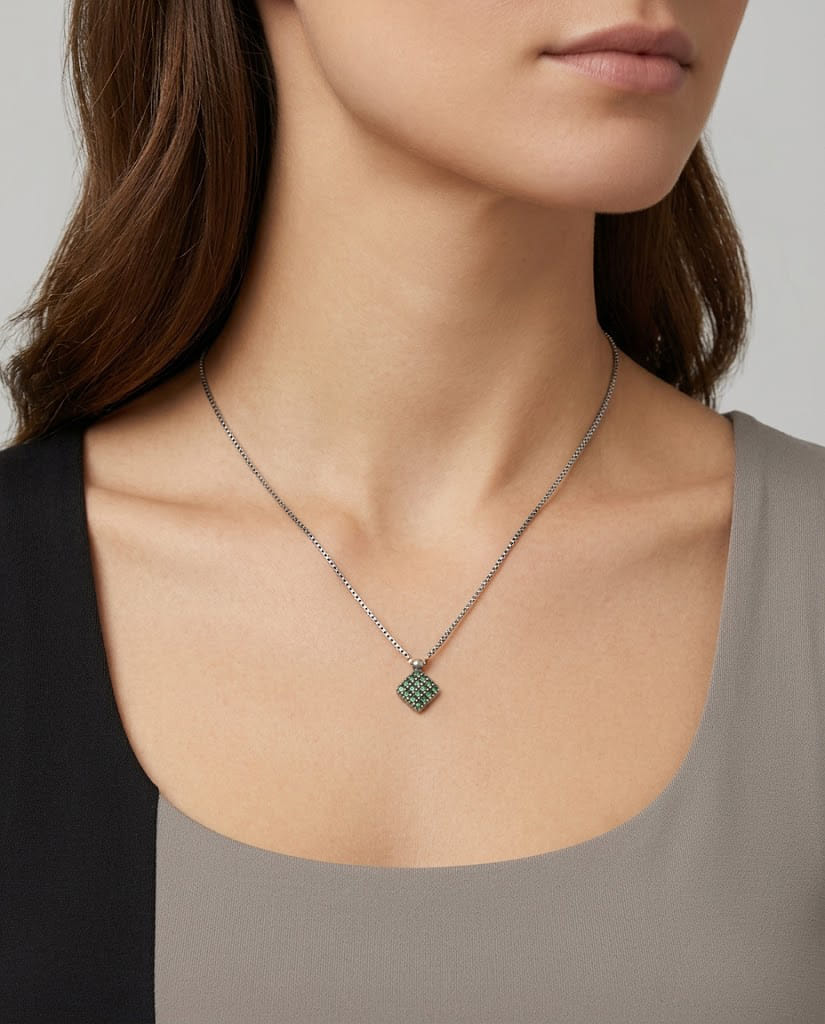 Catenina in oro nero e ciondolo quadrato con zirconi verdi-3