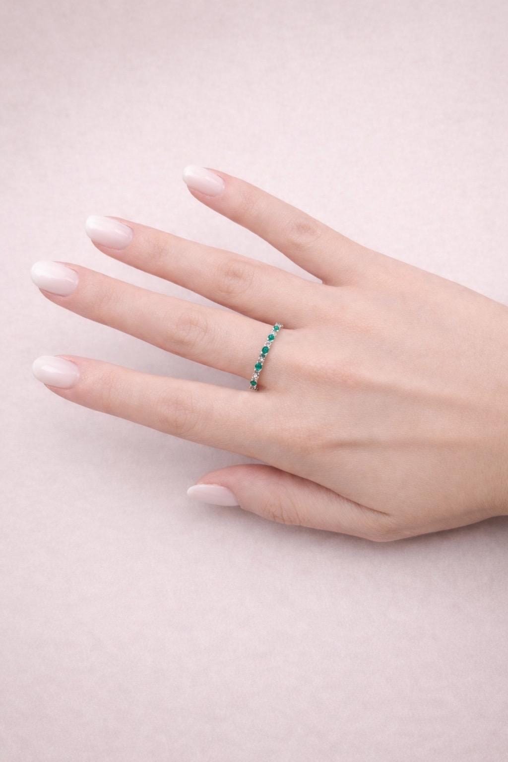 Anello veretta in oro bianco con diamanti e smeraldi-4