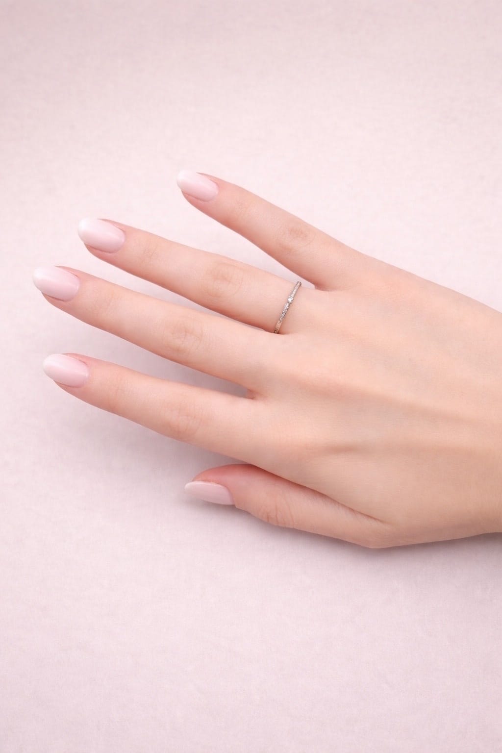 Anello solitario in oro bianco con diamanti laterali e diamante centrale da 0,03 ct-4