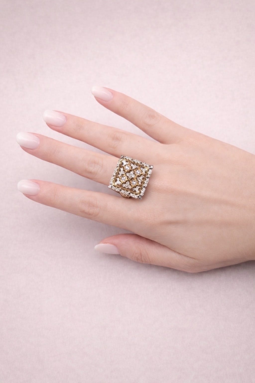 Anello ricamato in oro bianco e rosa con diamanti-4