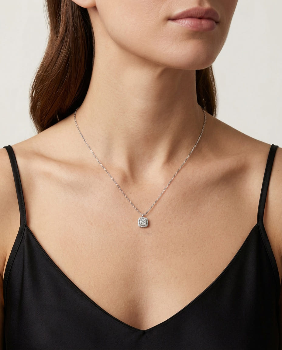 Catenina oro bianco con ciondolo punto luce quadrato in pavé di diamanti-3