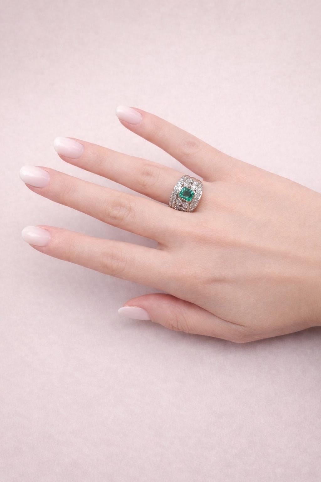 Anello oro bianco con smeraldo centrale e diamanti round-5