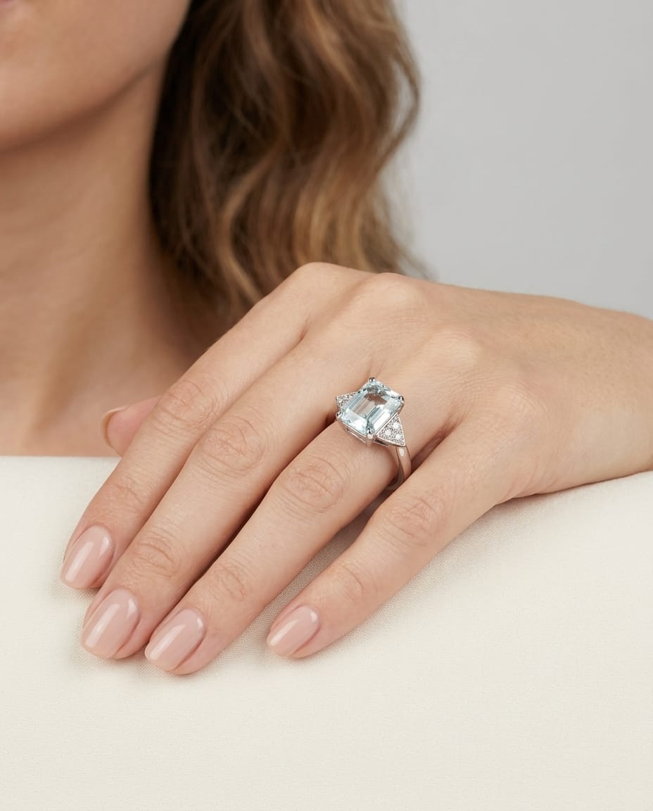 Anello in oro bianco con acquamarina taglio smeraldo e diamanti laterali-4