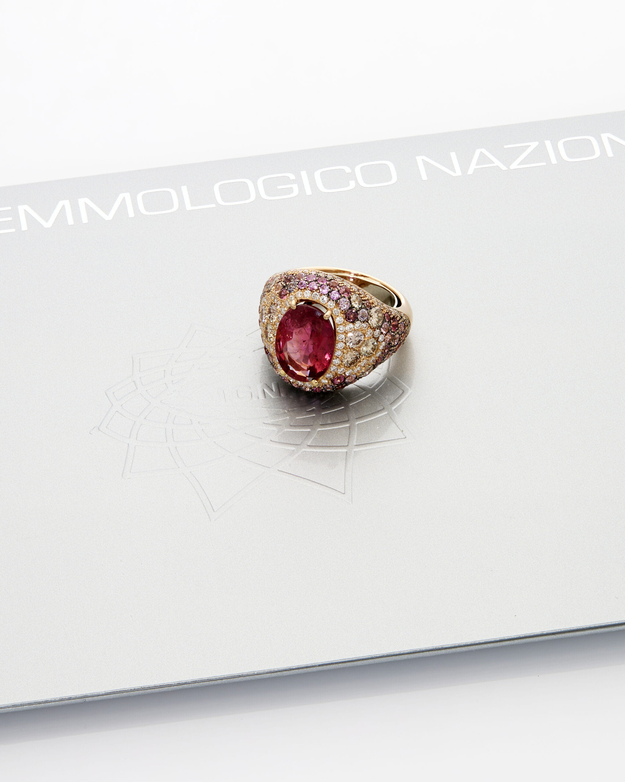Anello cocktail in oro rosa con rubellite, diamanti champagne e zaffiri rosa-4