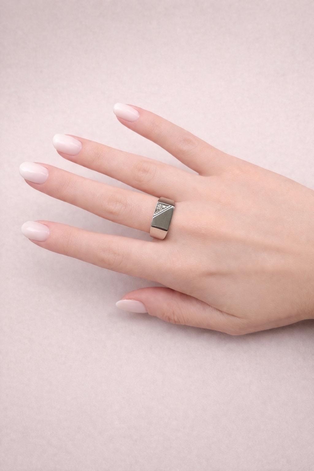 Anello sigillo rettangolare in oro bianco con diamanti-4