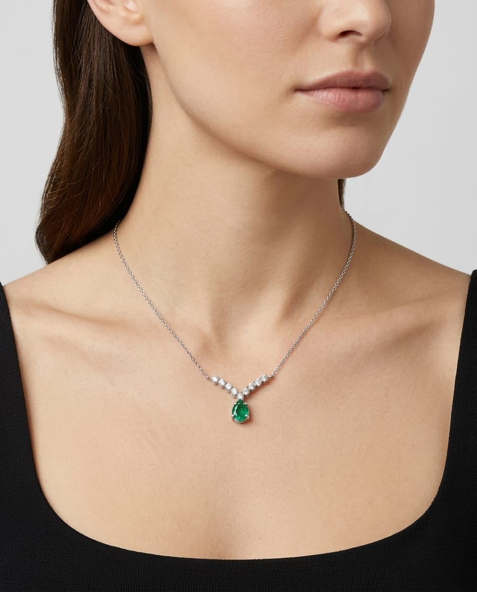Collana in oro bianco con smeraldo a goccia e diamanti-3