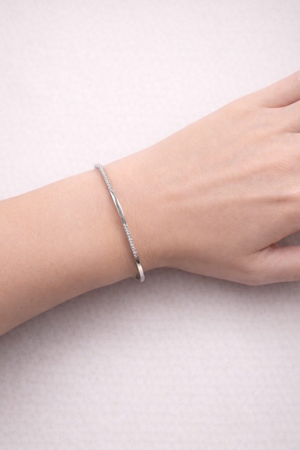 Bracciale semi rigido in oro bianco e diamanti-3