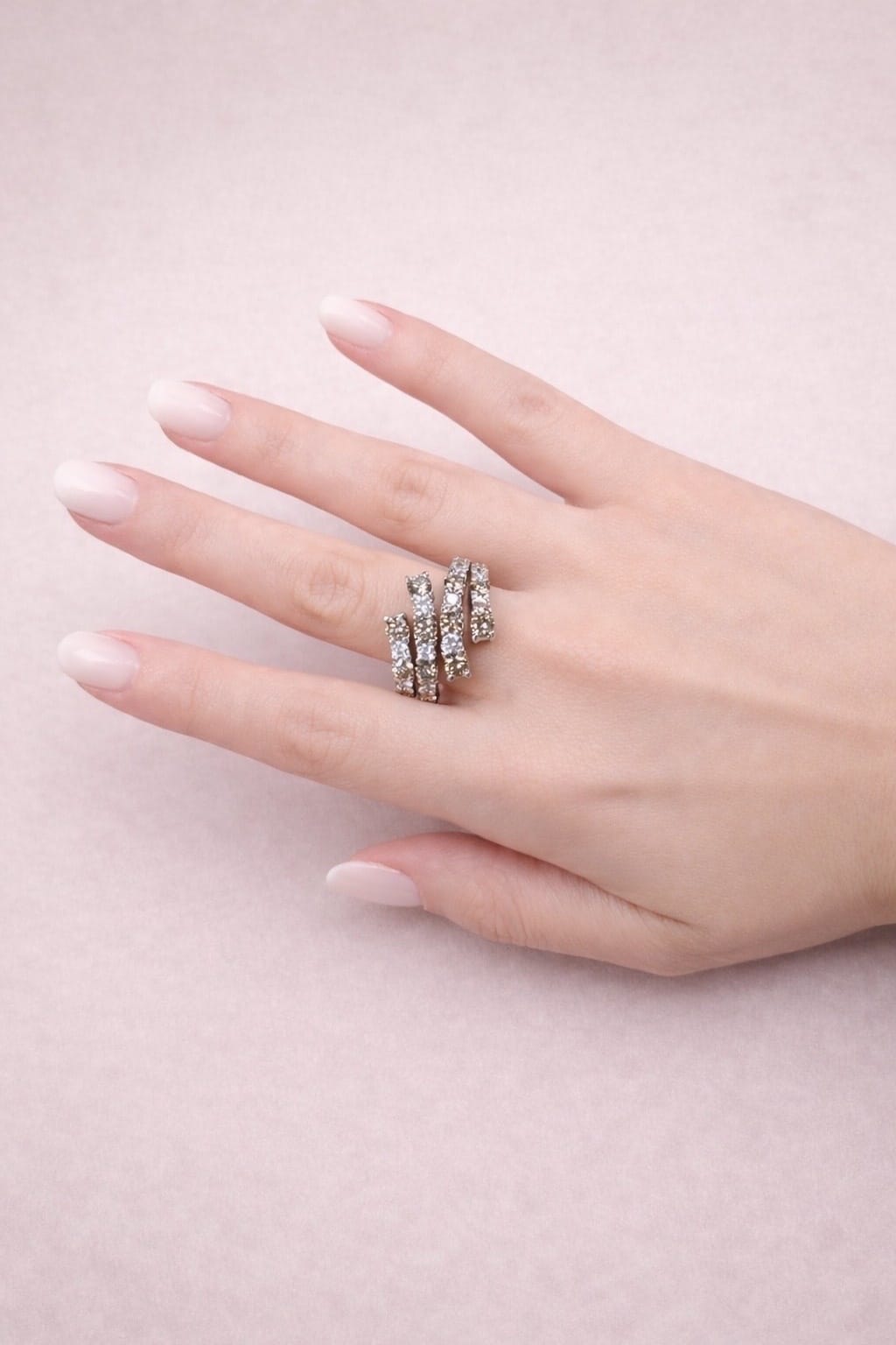 Anello fascia contrariè in oro bianco con diamanti bianchi e diamanti brown-4