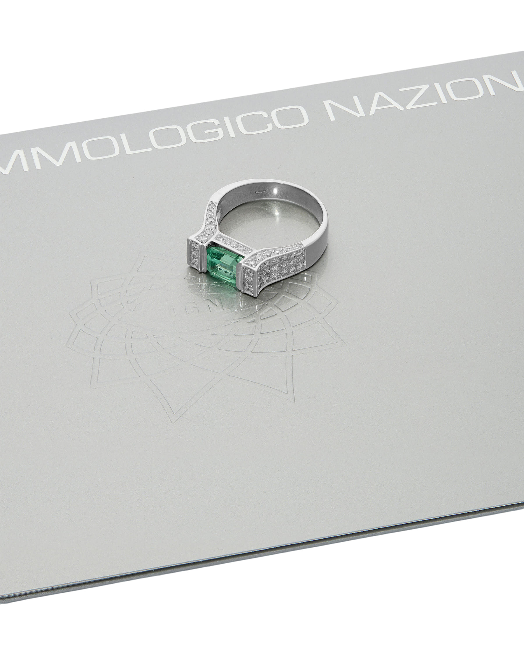 Anello ponte in oro bianco con smeraldo e pavé di diamanti-4