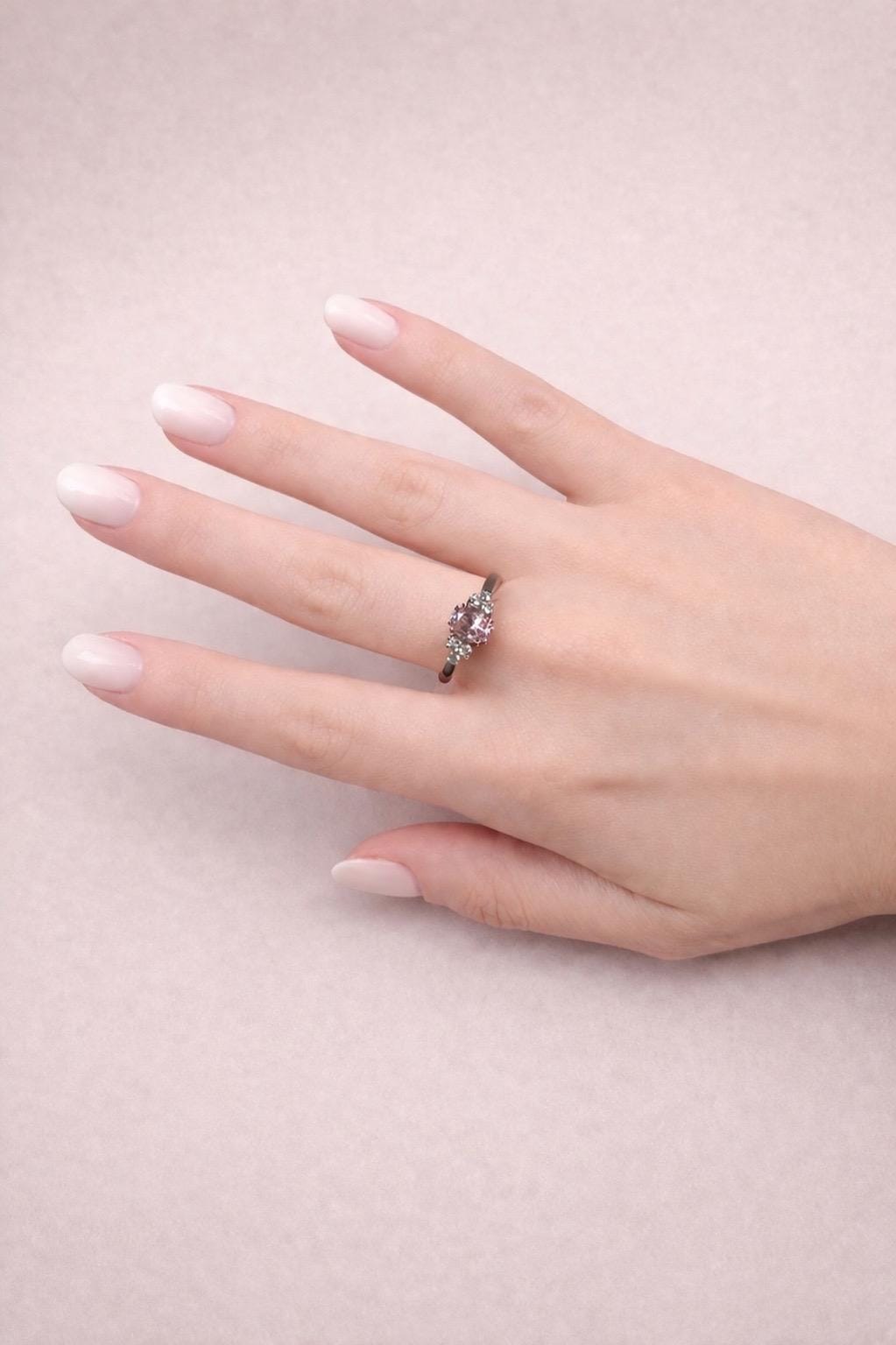 Anello in oro bianco con zircone rosa centrale e diamanti laterali-4