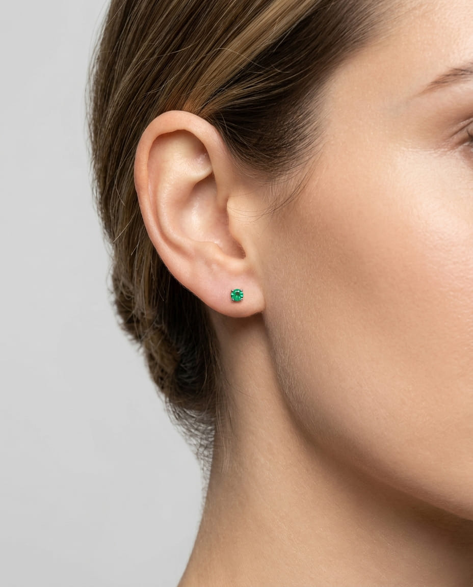 Orecchini punto luce in oro bianco con smeraldi-3