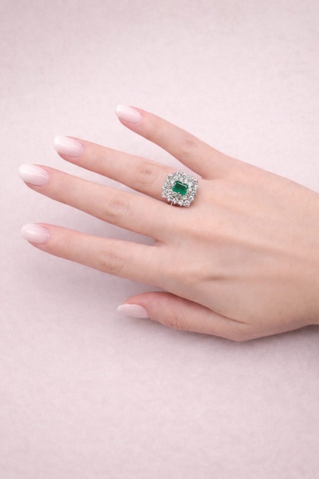 Anello fiore oro bianco con smeraldo centrale e doppio giro di diamanti-5