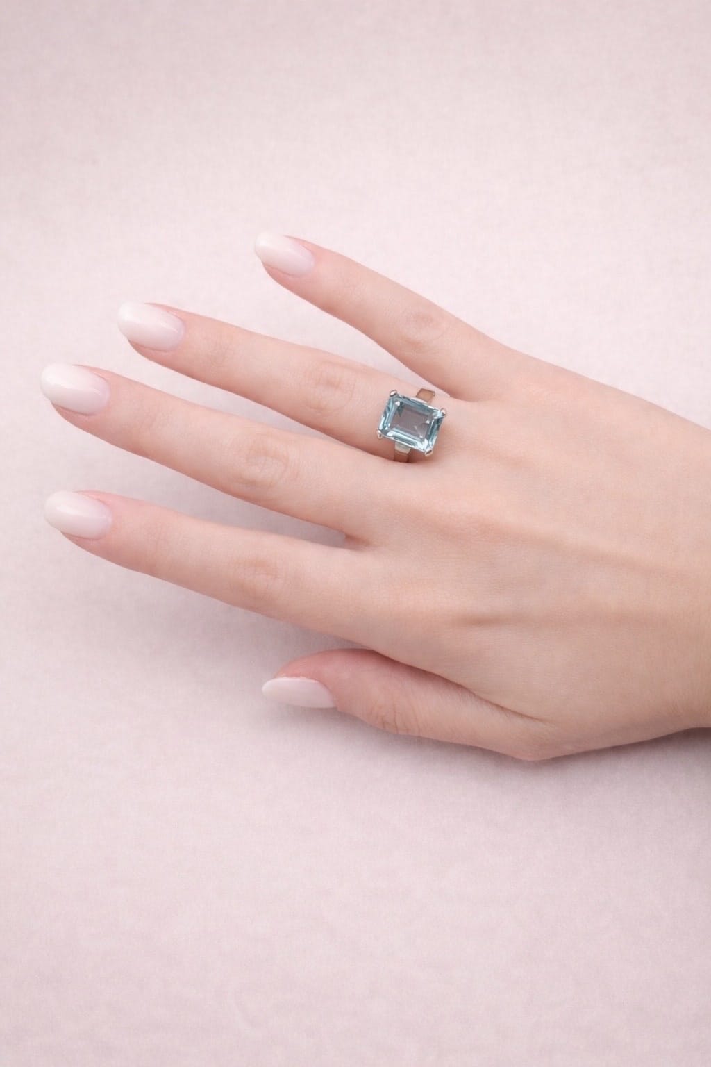 Anello in oro bianco con acquamarina taglio smeraldo-4