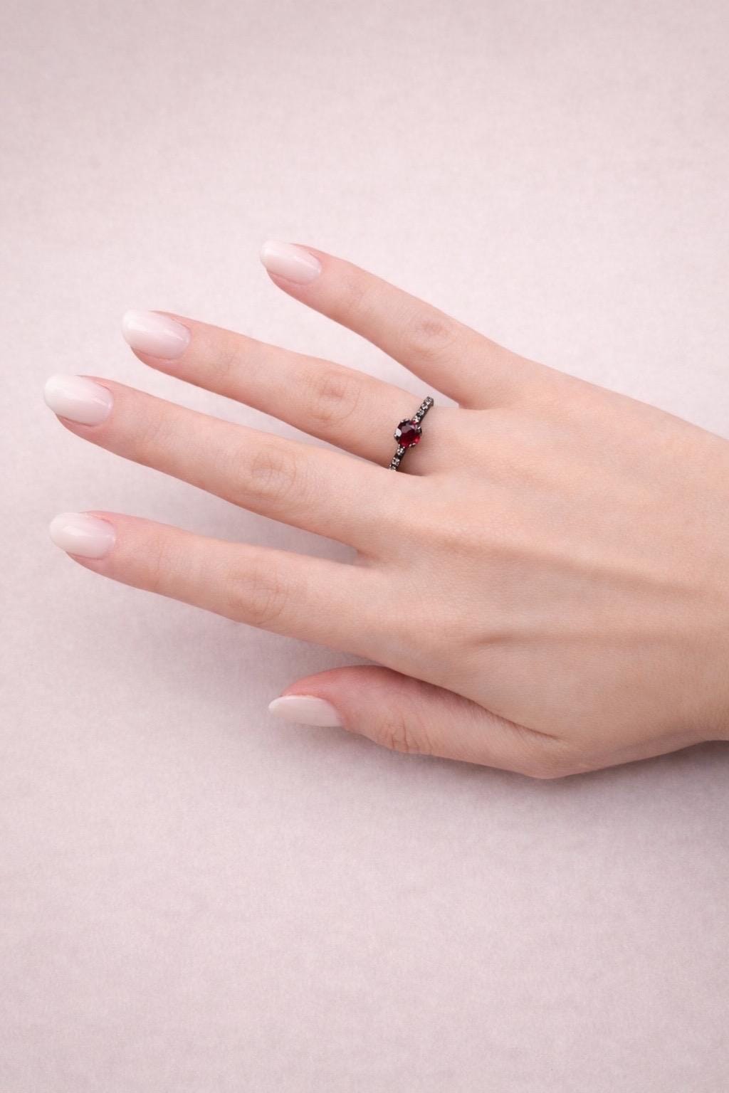 Anello eternity maglia morbida in oro nero con rubino-4