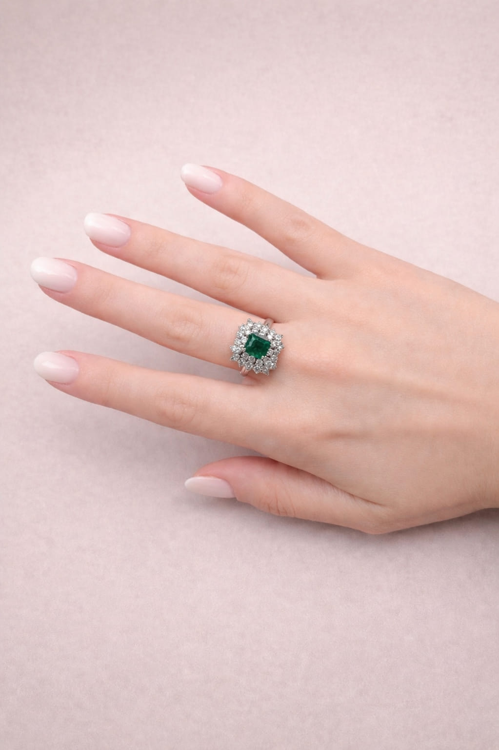 Anello in oro bianco con smeraldo centrale e doppio giro di diamanti round e marquise-4