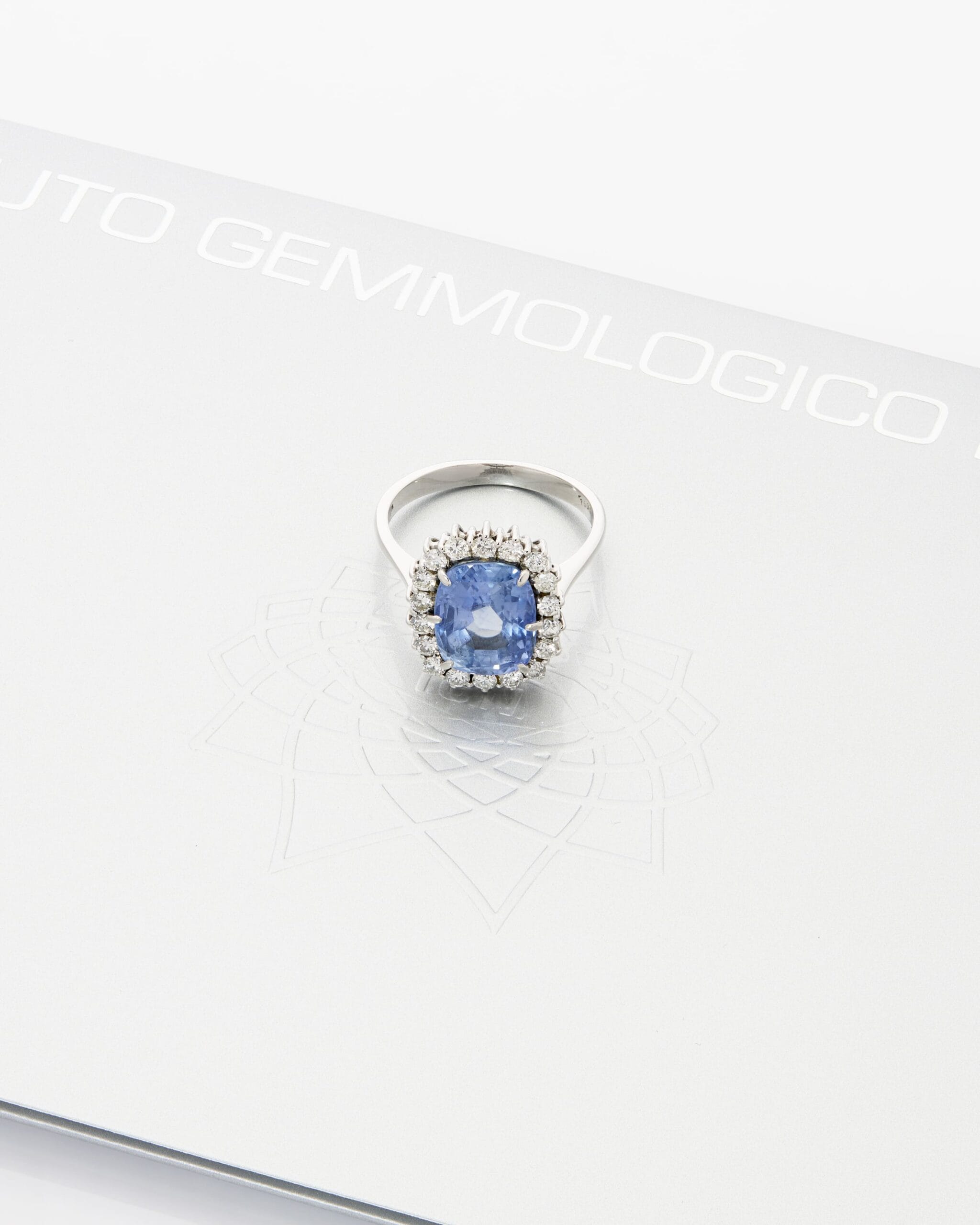 Anello oro bianco con zaffiro ceylon e diamanti-4