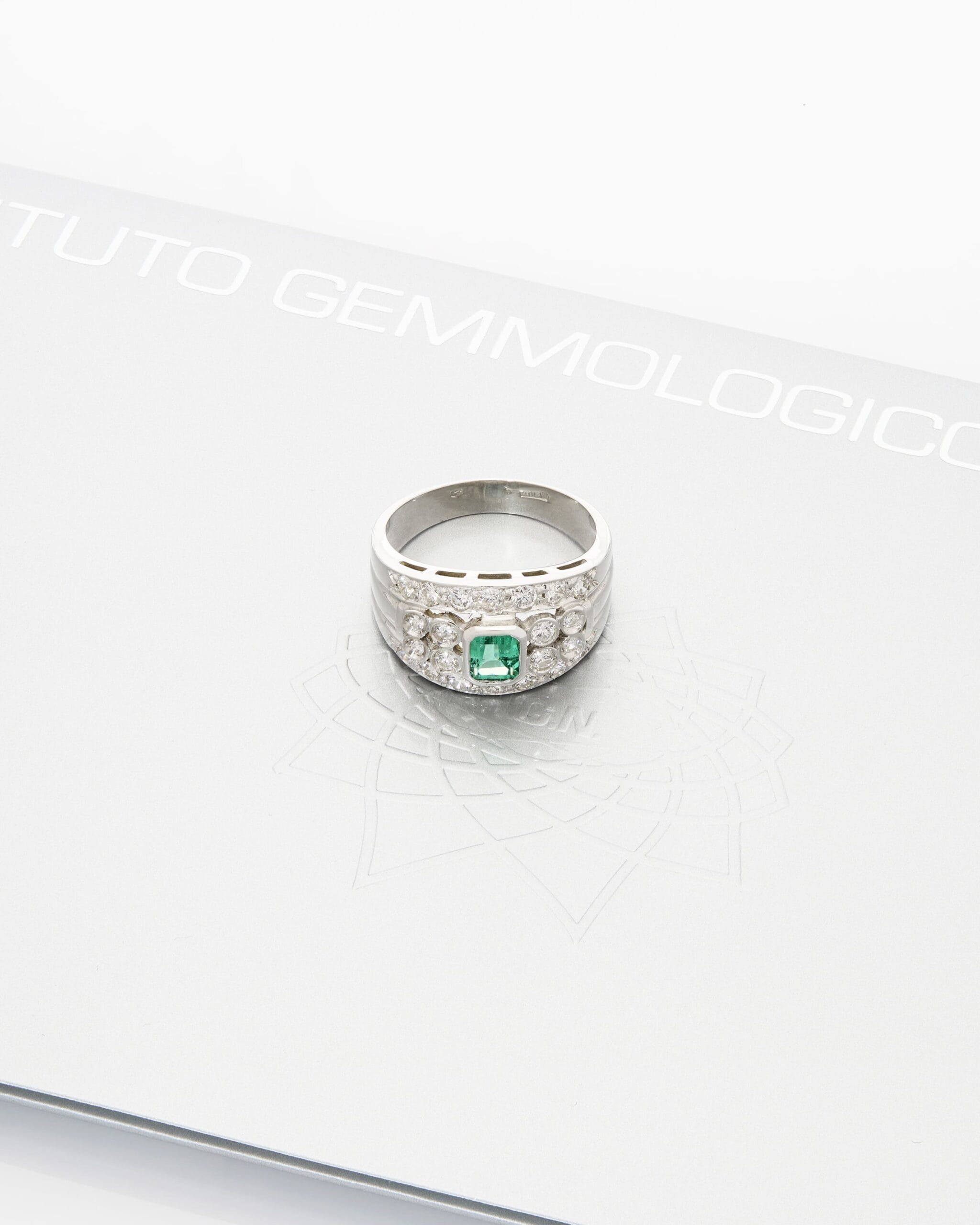 Anello oro bianco con smeraldo centrale e diamanti round-4