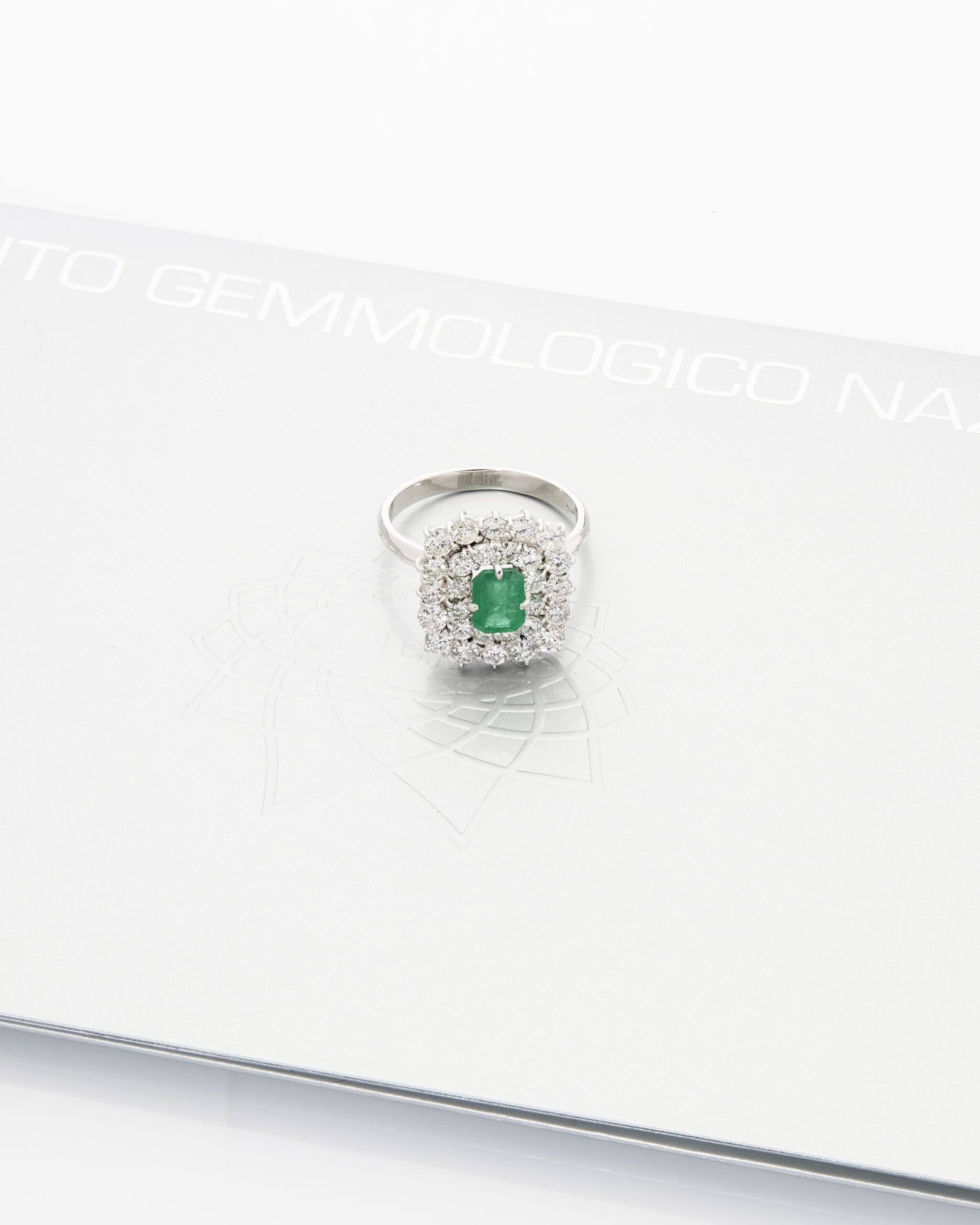 Anello fiore oro bianco con smeraldo centrale e doppio giro di diamanti-4