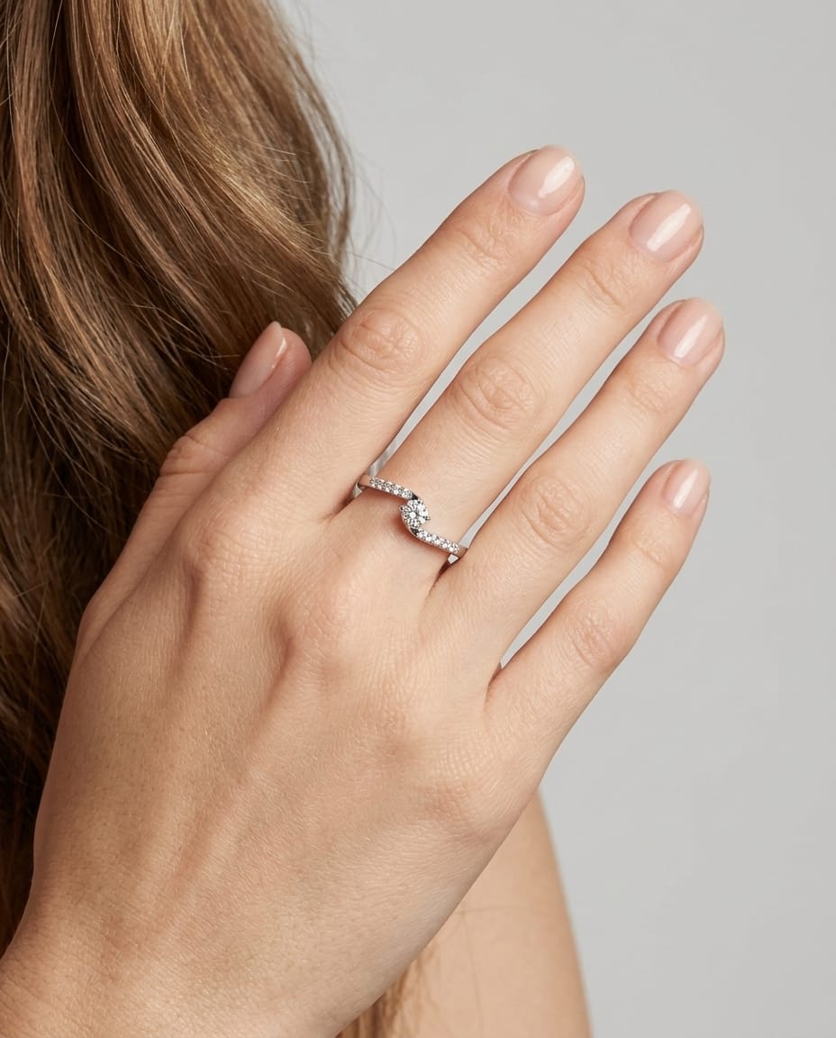 Anello solitario valentino con diamanti laterali e diamante centrale da 0,07 ct-4