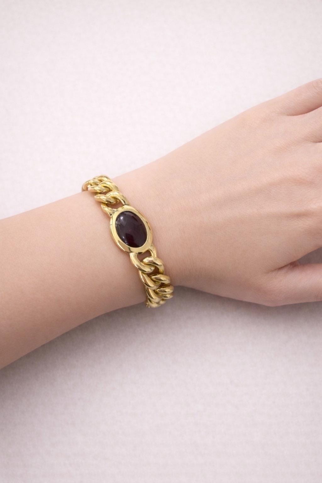 Bracciale pomellato in oro giallo con granato cabochon-4