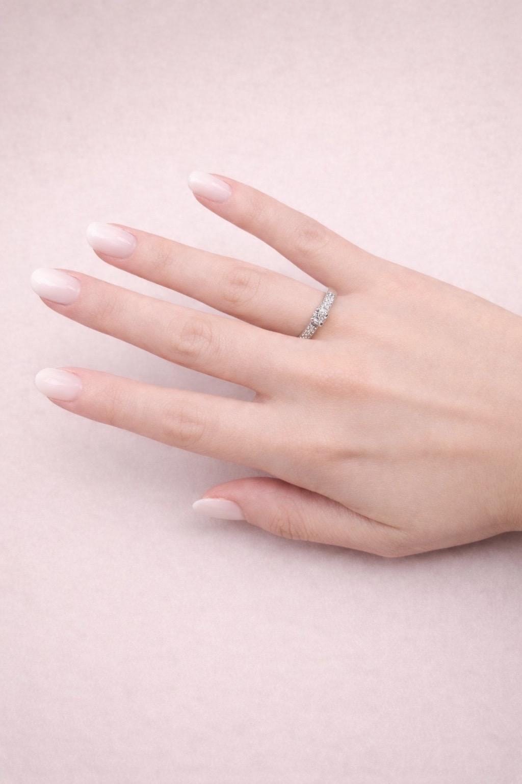 Anello solitario con diamanti laterali e diamante centrale da 0,18 ct-4