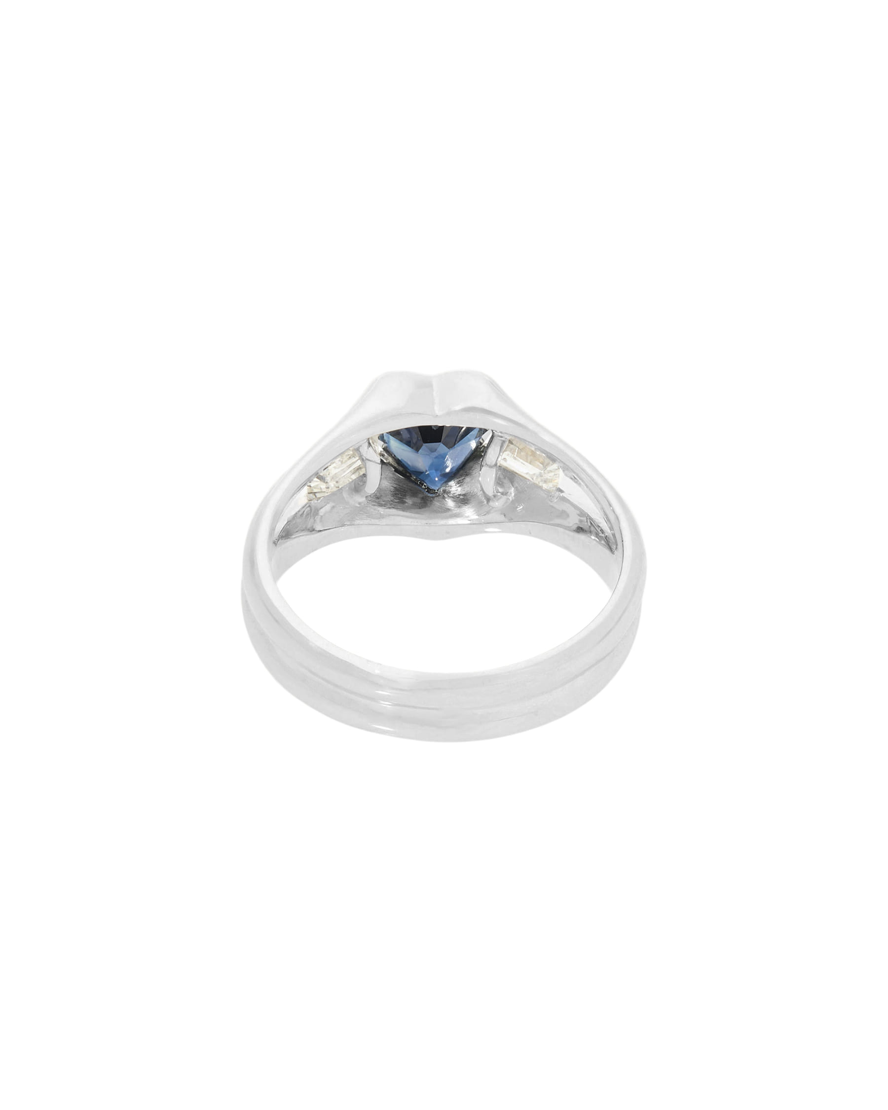 Anello in oro bianco con zaffiro cuore e diamanti tapered baguette-3