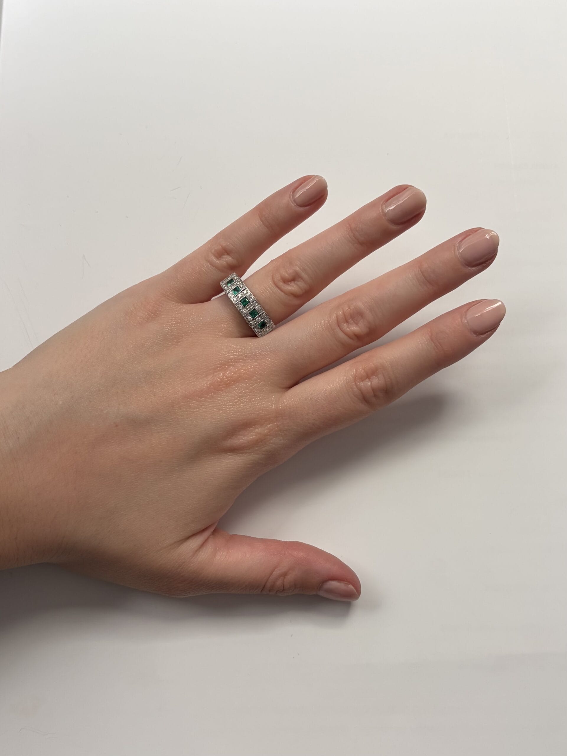 Anello fascia riviera in oro bianco con diamanti e smeraldi-4