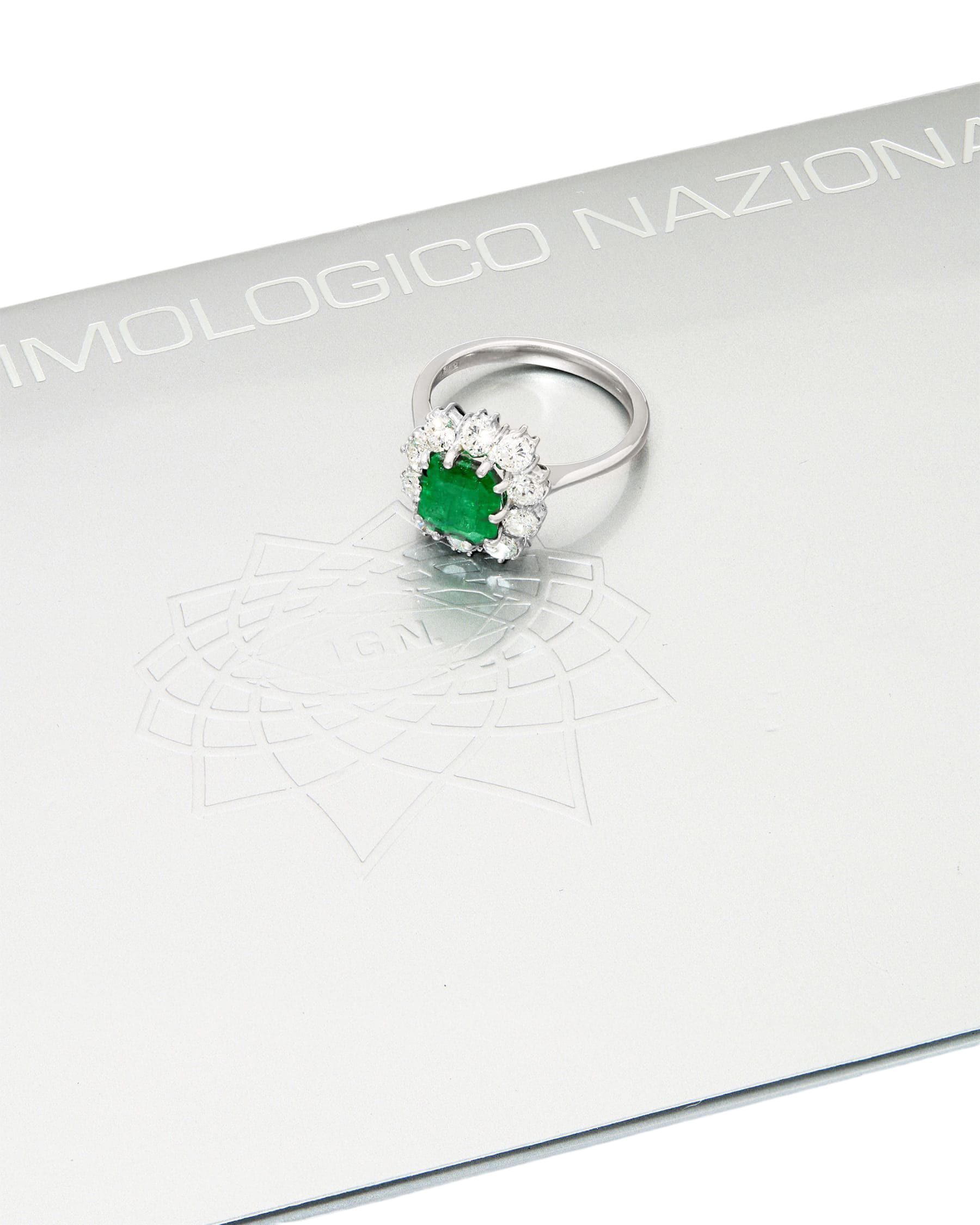 Anello fiore in oro bianco con smeraldo centrale 1,90 ct e diamanti-4