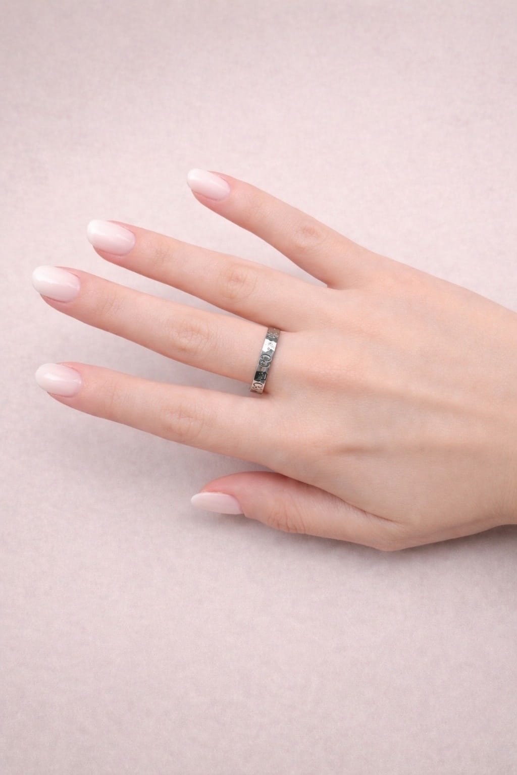 Anello gucci icon in oro bianco martellato-3