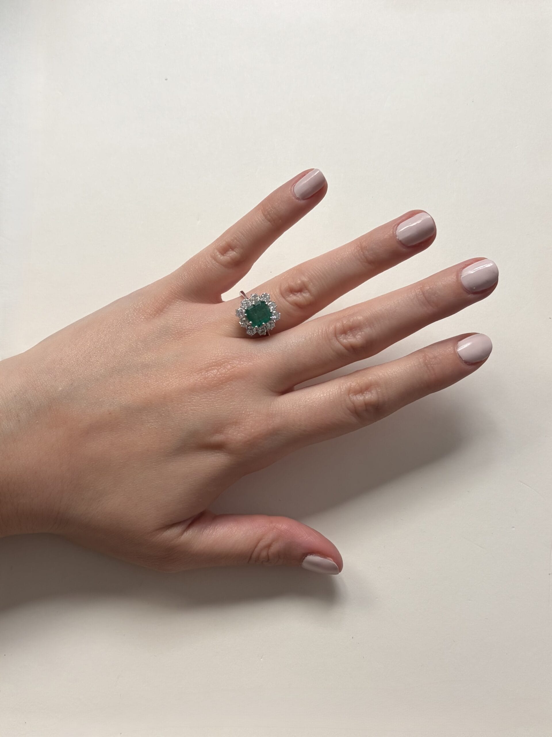 Anello fiore in oro bianco con smeraldo centrale 1,90 ct e diamanti-5