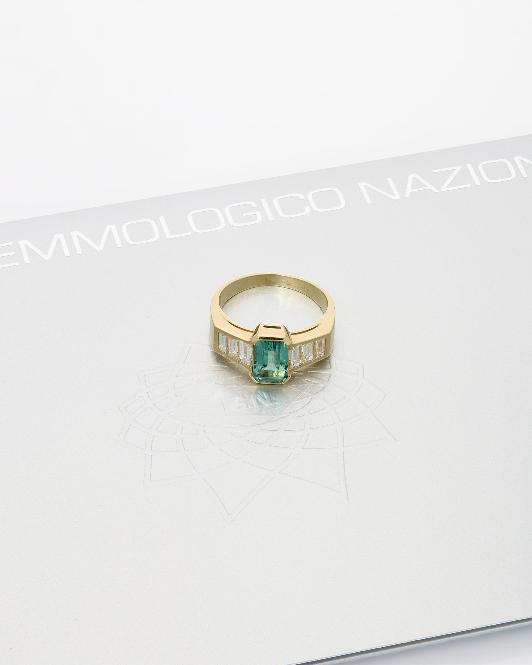 Anello in oro giallo con smeraldo e diamanti baguette-4