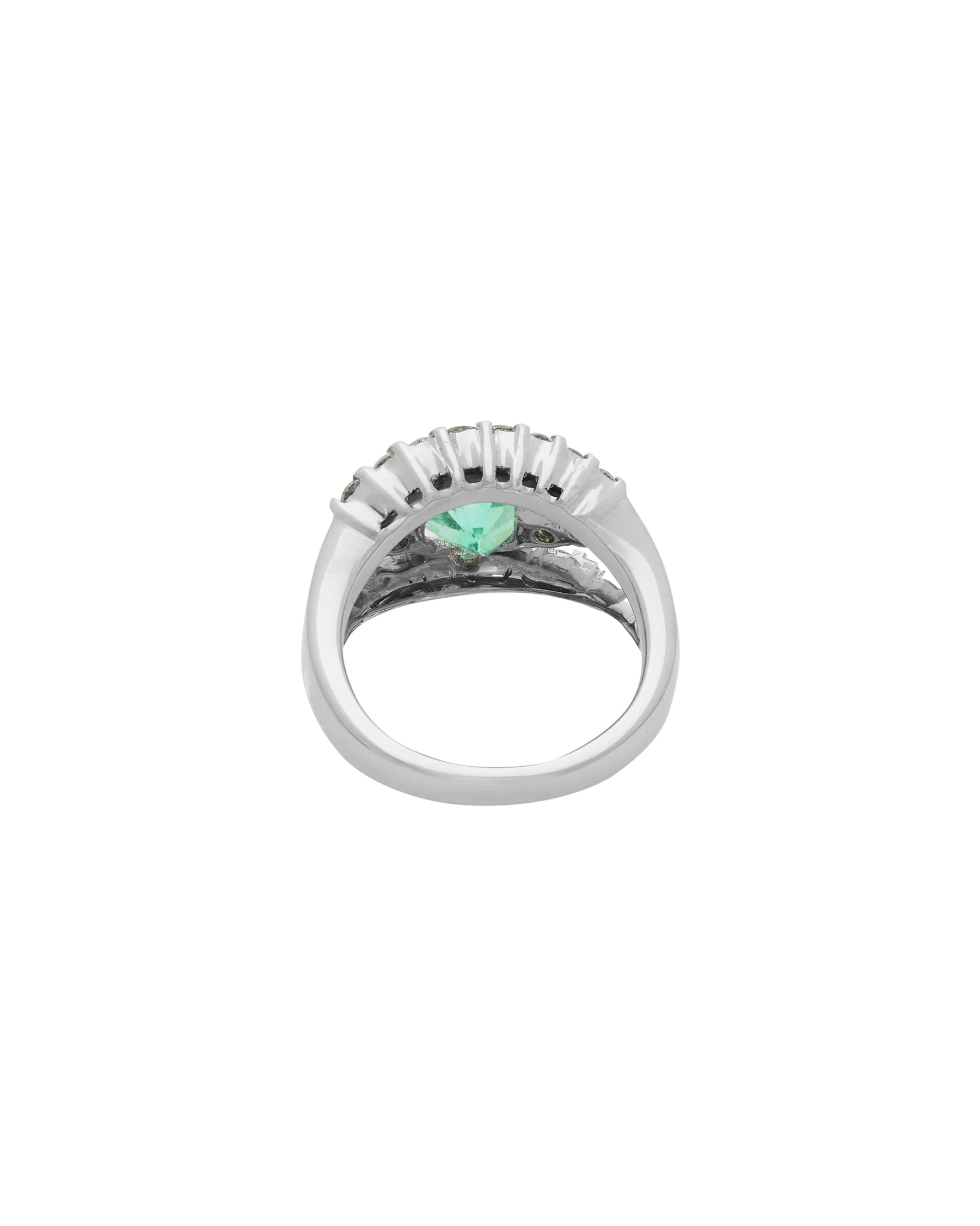 Anello fascia in oro bianco con smeraldo centrale e diamanti-3