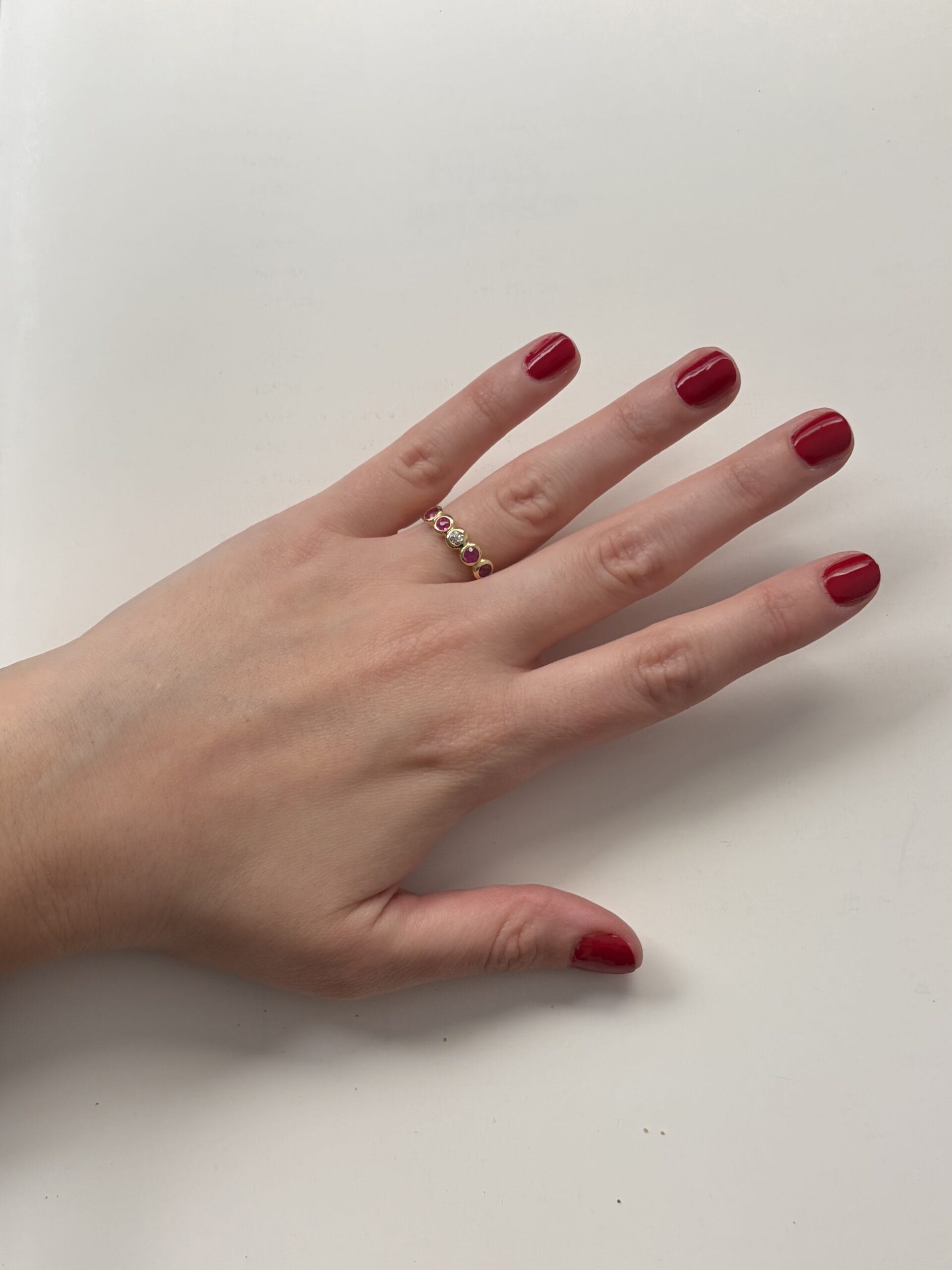 Anello veretta in oro giallo con rubini e diamante-4