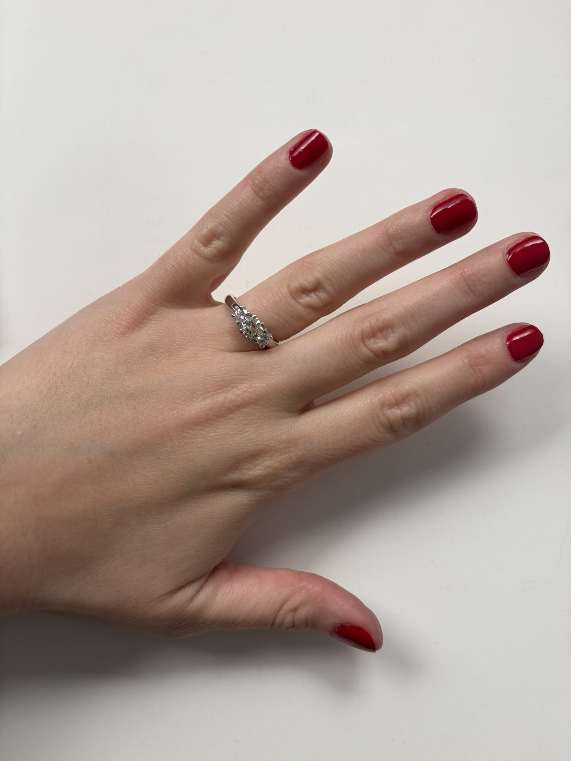Anello trilogy in oro bianco con diamanti 1,09 ct-4